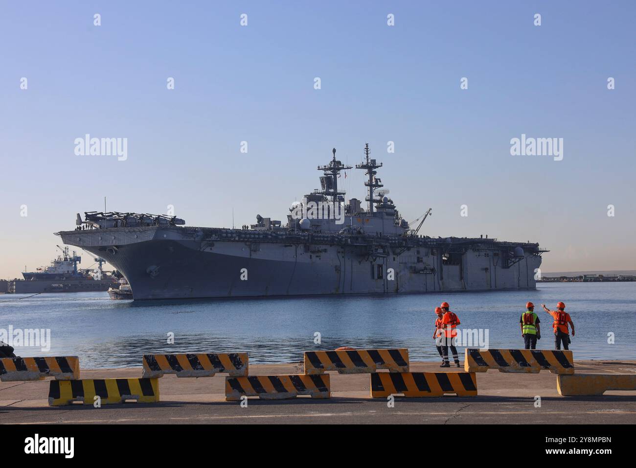 U.S. Marines and Sailors with the Wasp (WSP) Amphibious Ready Group (ARG)-24th Marine Expeditionary Unit (MEU) Special Operations Capable (SOC), arriv Stock Photo