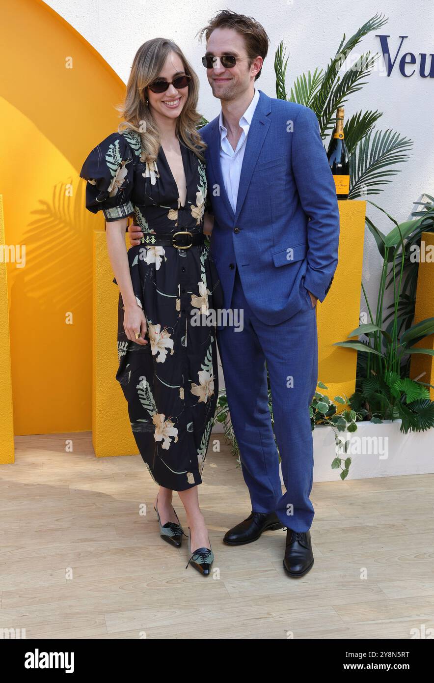 PACIFIC PALISADES, CA OCTOBER 05 Suki Waterhouse, Robert Pattinson