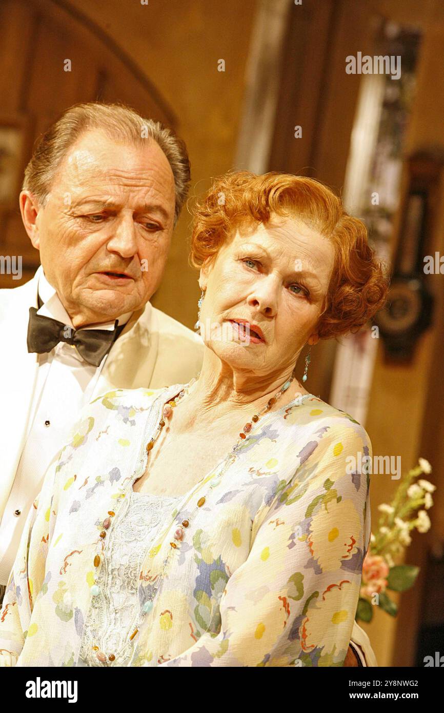 Peter Bowles (David Bliss), Judi Dench (Judith Bliss) in HAY FEVER by Noel Coward at the Theatre Royal Haymarket, London SW1  20/04/2006  design: Simon Higlett  lighting: Paul Pyant  director: Peter Hall Stock Photo