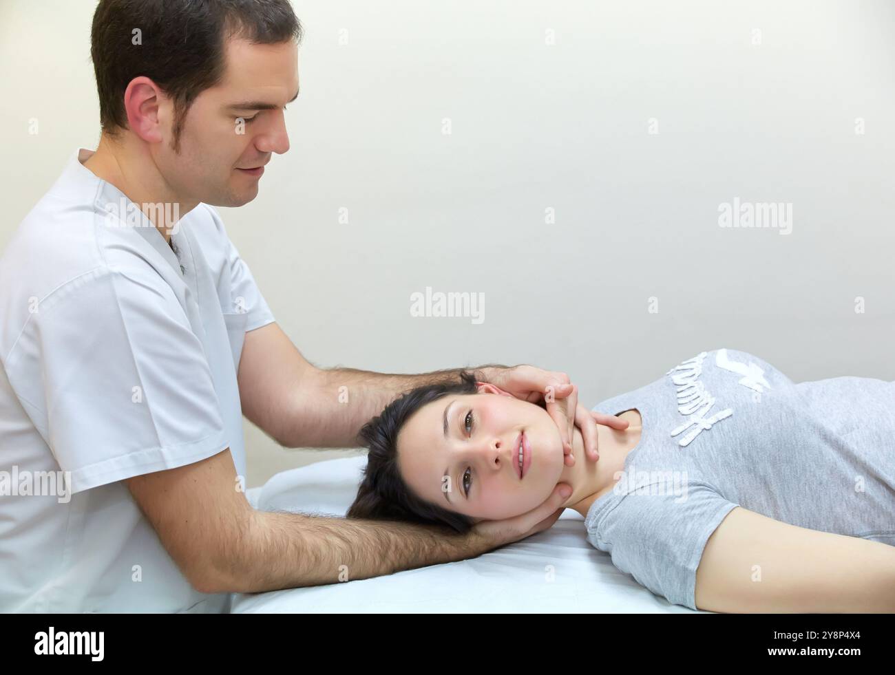 Passive mobilization to win articular arc in rotation of the neck Gym ...