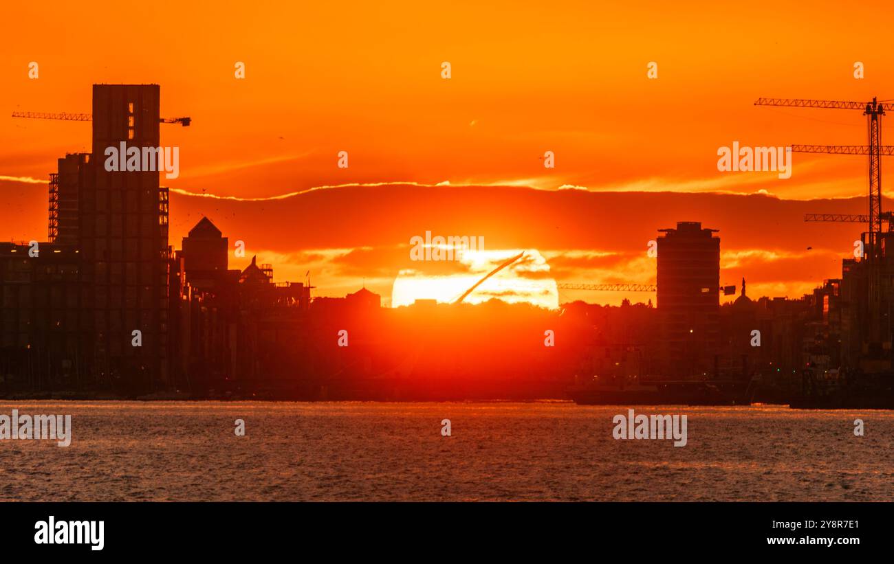 Samuel beckett bridge dublin sunset hi-res stock photography and images ...