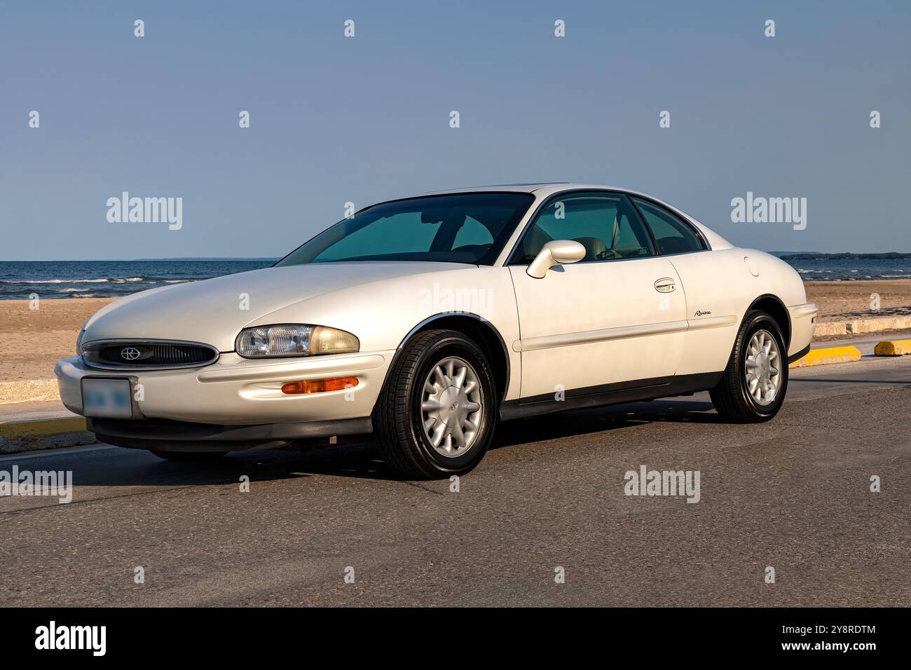 Classic buick riviera hi-res stock photography and images - Alamy