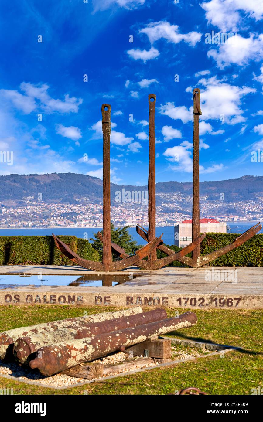 Monument to the Galleons of Rande.The Anchors of Rande, Monte do Castro Park, Vigo, Pontevedra, Galicia, Spain. It was erected to commemorate the Galleons of Rande, which were the ships that transported goods, such as wine and food, from the small port of Rande to the rest of Spain, specifically to Madrid and the Peninsula, during the sixteenth and seventeenth centuries. The monument is a large iron sculpture, designed by Spanish sculptor Agustí Querol Subirats, in collaboration with the architect José María Ocaña. The sculpture consists of two large anchors with an iron ribbon tied between th Stock Photo