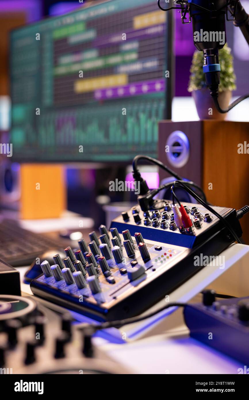 Empty home studio desk daw hi-res stock photography and images - Alamy