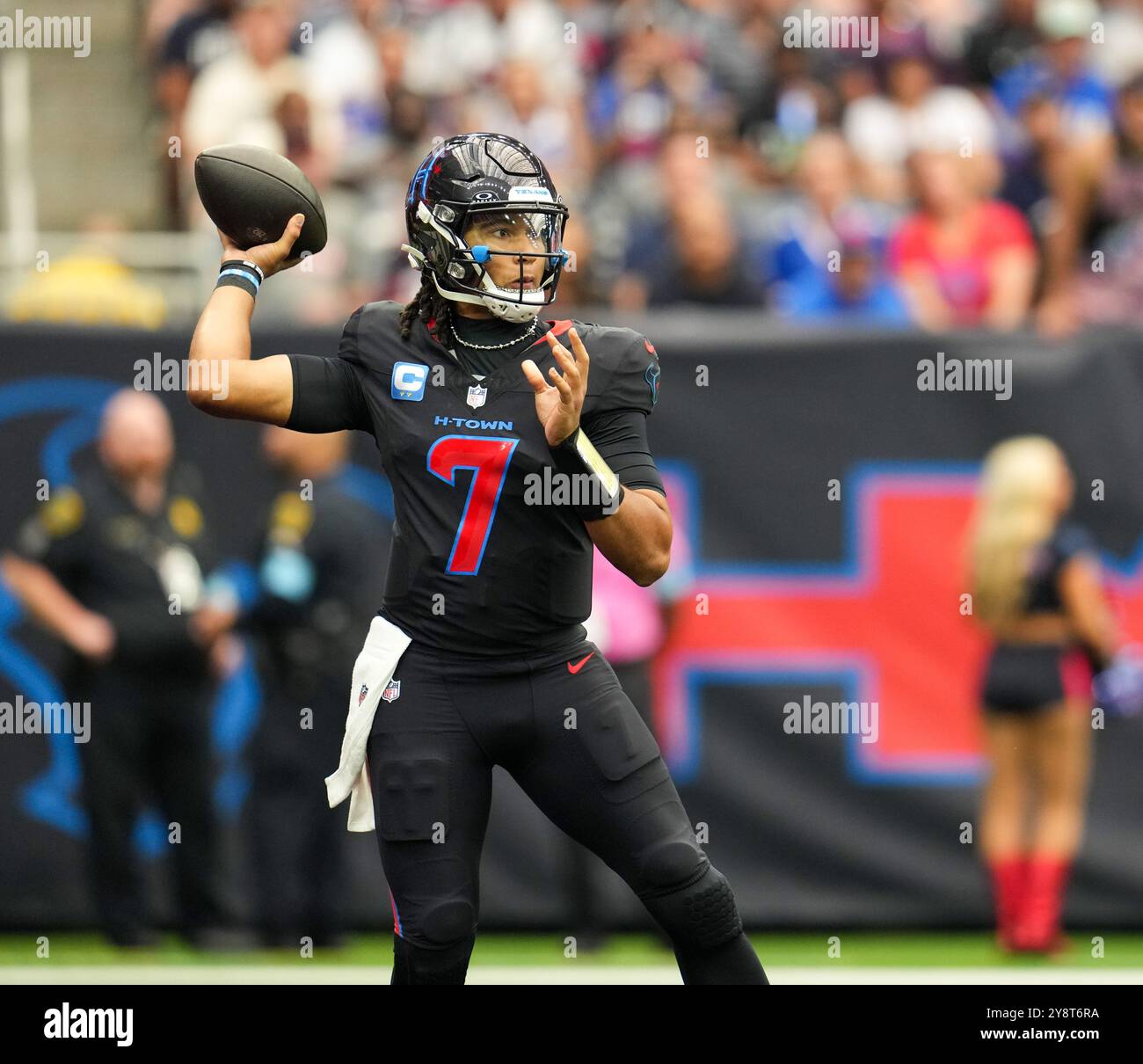 Houston, Tx, USA. 6th Oct, 2024. Buffalo Bills wide receiver Mack Hollins (13) reaches for and misses a pass thrown by quarterback Josh Allen (17) during an NFL game between the Houston Texans and the Bills on October 6, 2024 in Houston. The Texans won, 23-20, on a walk-off field goal by Ka'imi Fairbairn. (Credit Image: © Scott Coleman/ZUMA Press Wire) EDITORIAL USAGE ONLY! Not for Commercial USAGE! Stock Photo