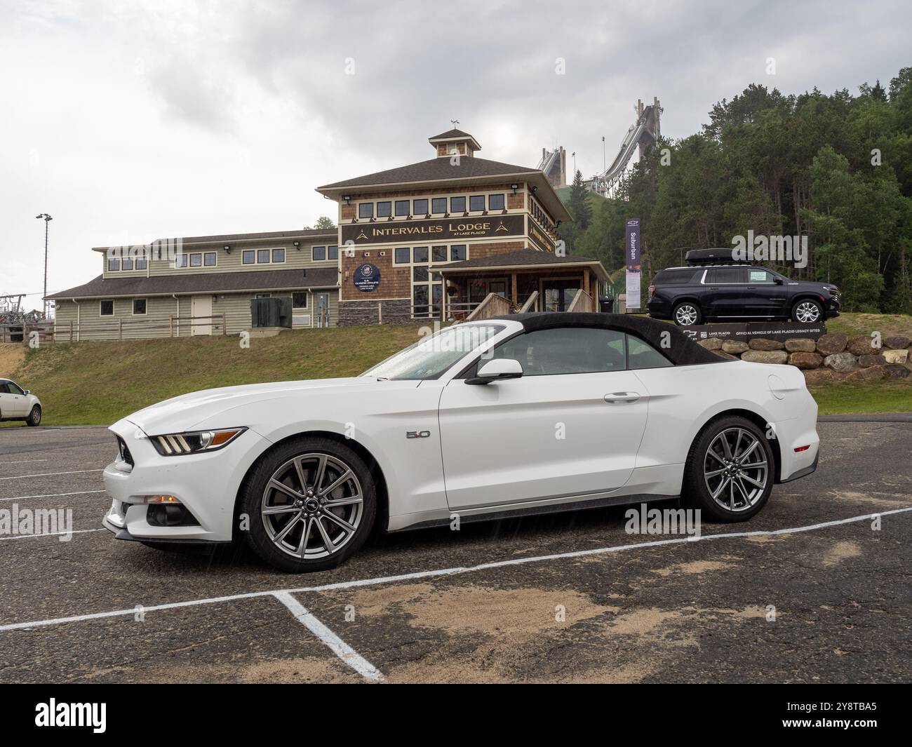 Modern ski lodge hi-res stock photography and images - Alamy