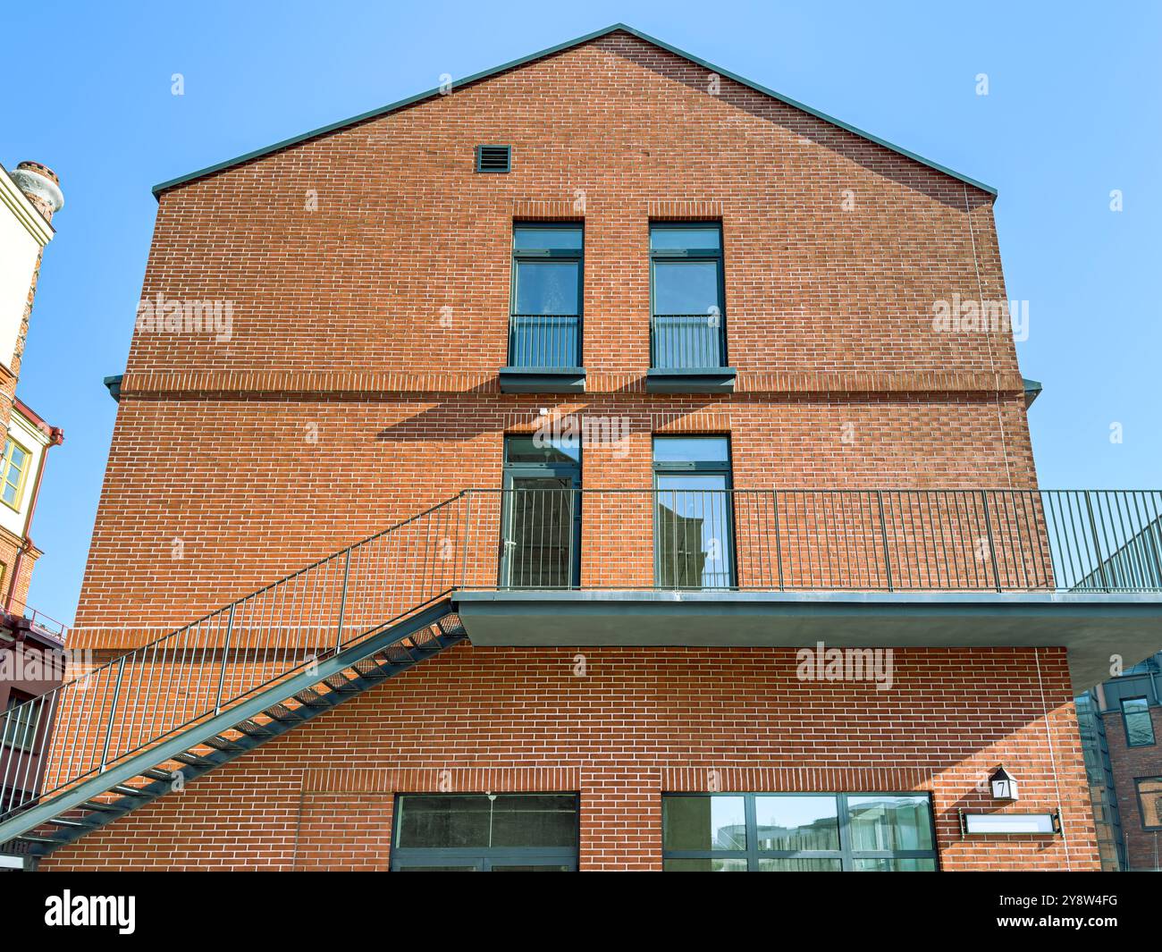 16 Stunning Industrial Outdoor Patios With Recycled Wood Material - Industrial Apartment Renovation Outdoor