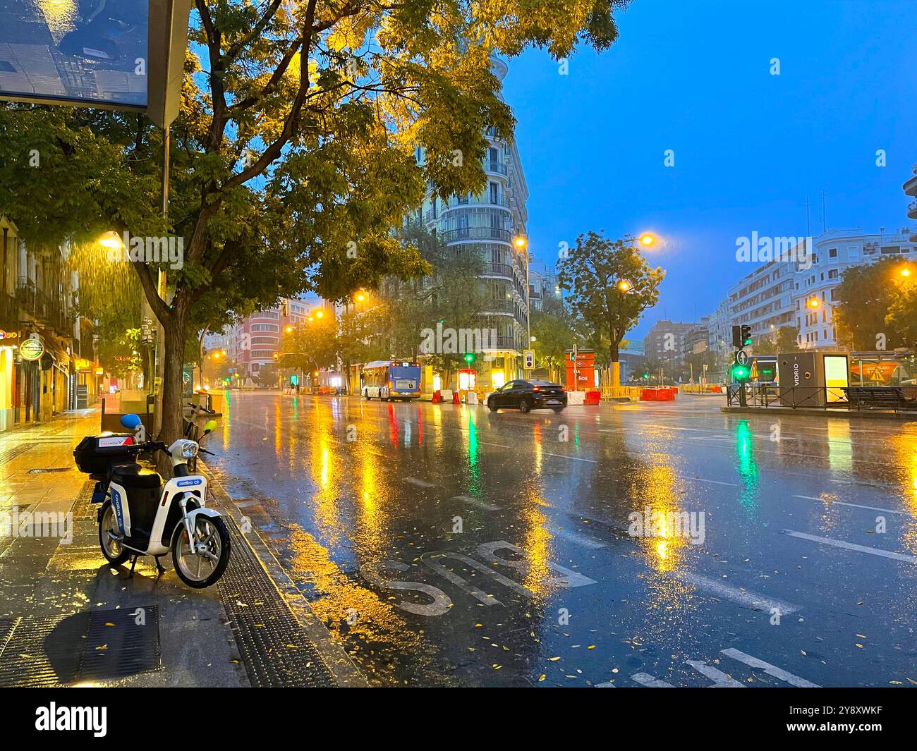 Rainy night street hi-res stock photography and images - Alamy