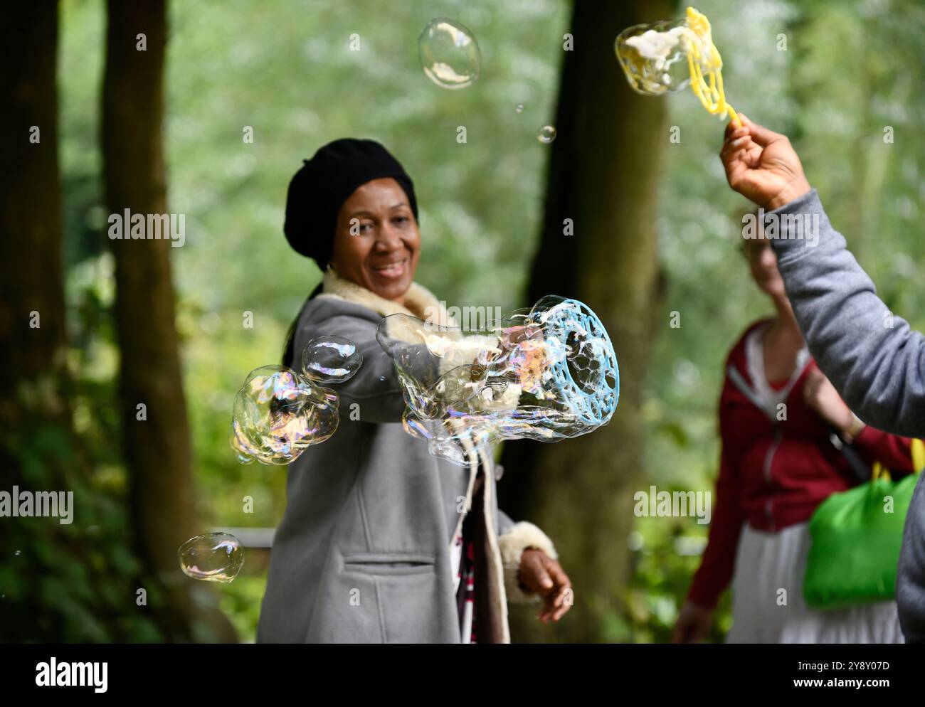Making blowing bubbles in the park Britain, Uk Summer Songs of Praise by Telford & Severn Gorge Deanery Churches Together Stock Photo