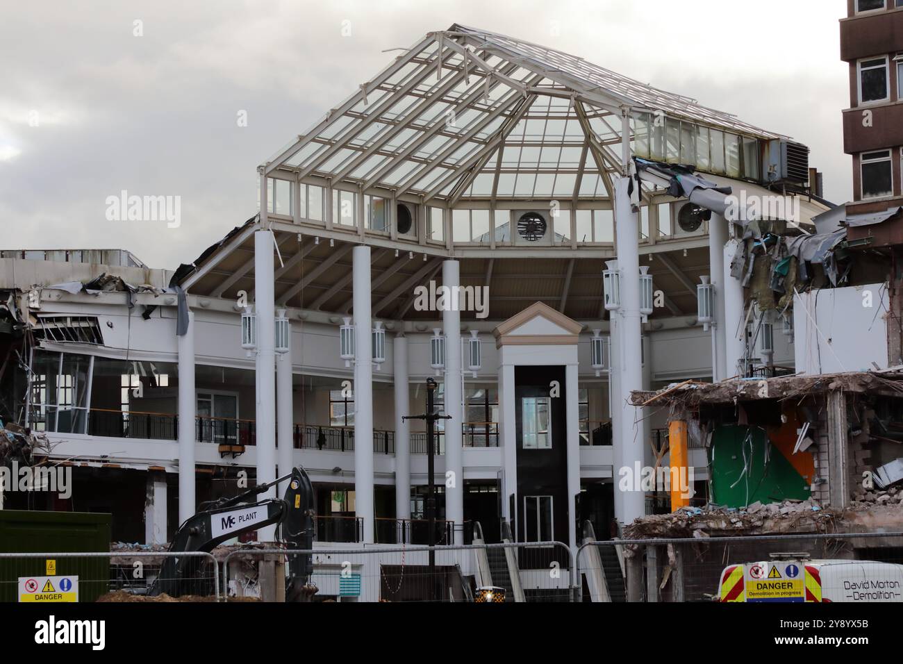 Callendar Square Falkirk town hall hi-res stock photography and images - Alamy