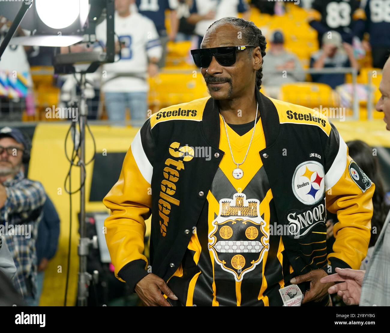 pittsburgh-pennsylvania-usa-6th-oct-2024-october-6-2024-snoop-dogg-during-the-pittsburgh-steelers-vs-dallas-cowboys-at-acrisure-stadium-in-pittsburgh-pa-brook-wardapparent-media-group-credit-image-amgamg-via-zuma-press-wire-editorial-usage-only!-not-for-commercial-usage!-2Y8YYBG.jpg