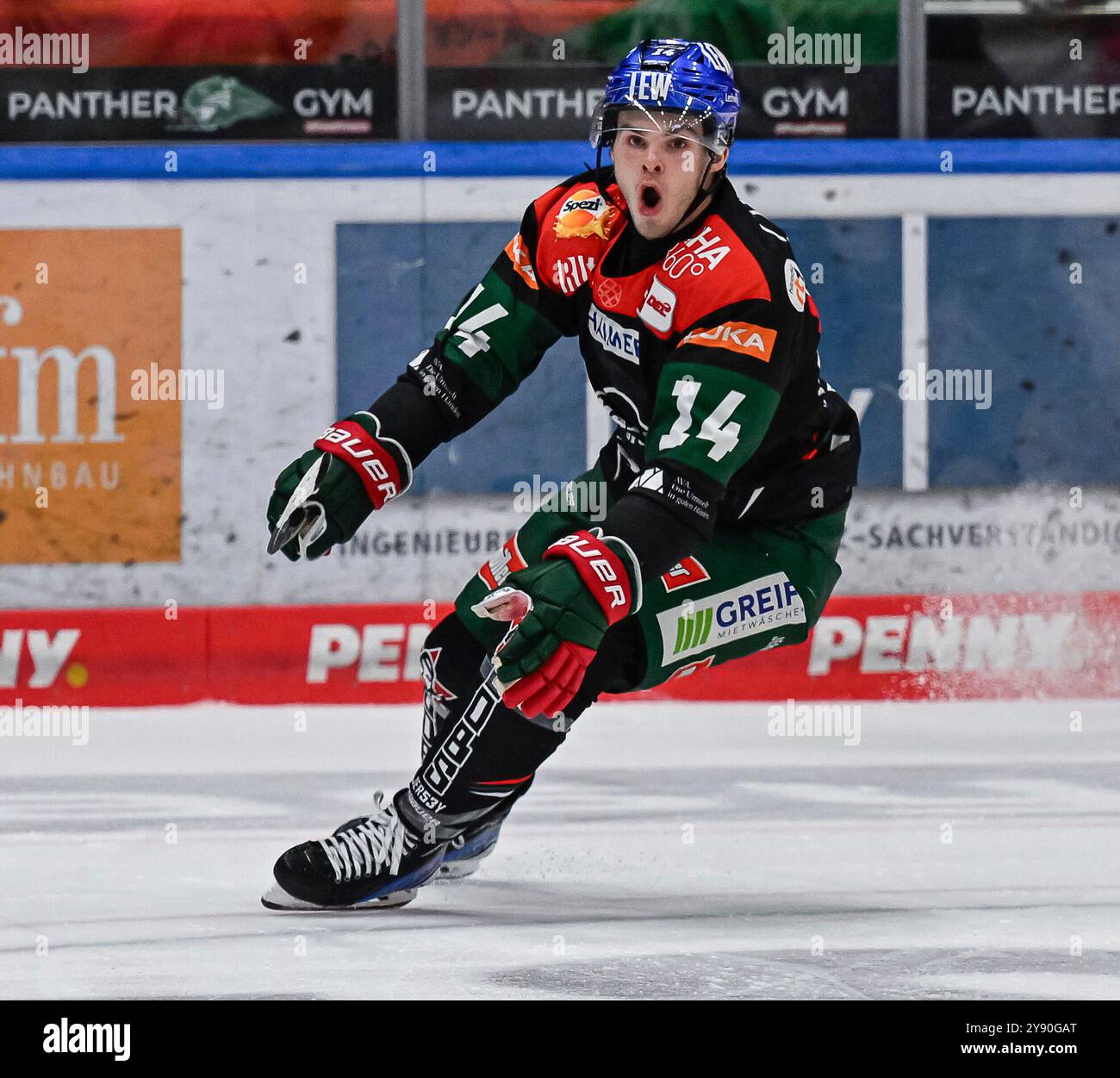 Augsburg, Deutschland. 06th Oct, 2024. D.J. Busdeker (Augsburger Panther, #14) bejubelt sein Unterzahl - Tor zum 3:4 - Anschluss. GER, Augsburger Panther gegen Grizzlys Wolfsburg, Eishockey, DEL, 7. Spieltag, Saison 2024/2025, 06.10.2024. Foto: Eibner-Pressefoto/Heike Feiner Credit: dpa/Alamy Live News Stock Photo