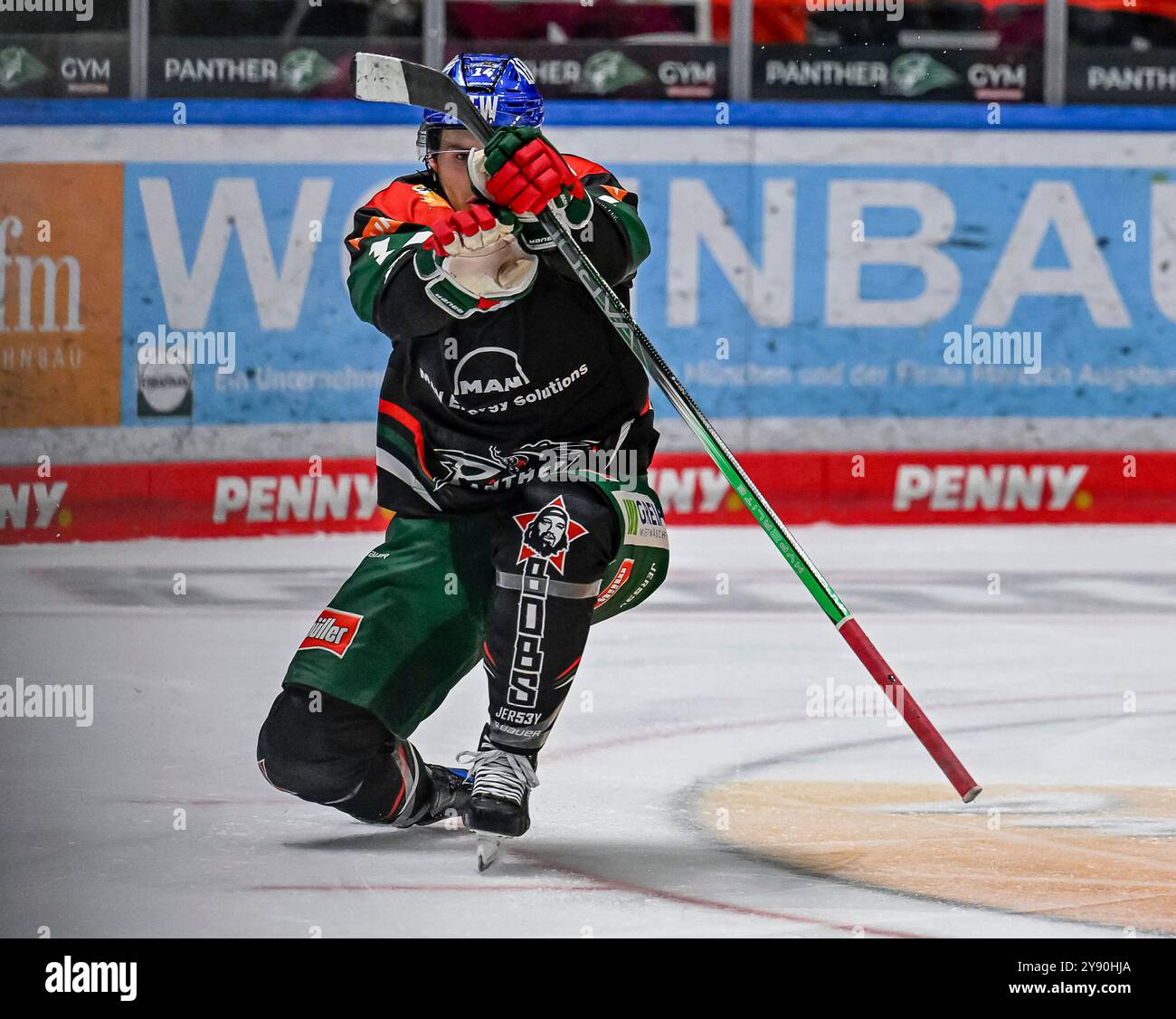 Augsburg, Deutschland. 06th Oct, 2024. D.J. Busdeker (Augsburger Panther, #14) bejubelt sein Unterzahl - Tor zum 3:4 - Anschluss. GER, Augsburger Panther gegen Grizzlys Wolfsburg, Eishockey, DEL, 7. Spieltag, Saison 2024/2025, 06.10.2024. Foto: Eibner-Pressefoto/Heike Feiner Credit: dpa/Alamy Live News Stock Photo