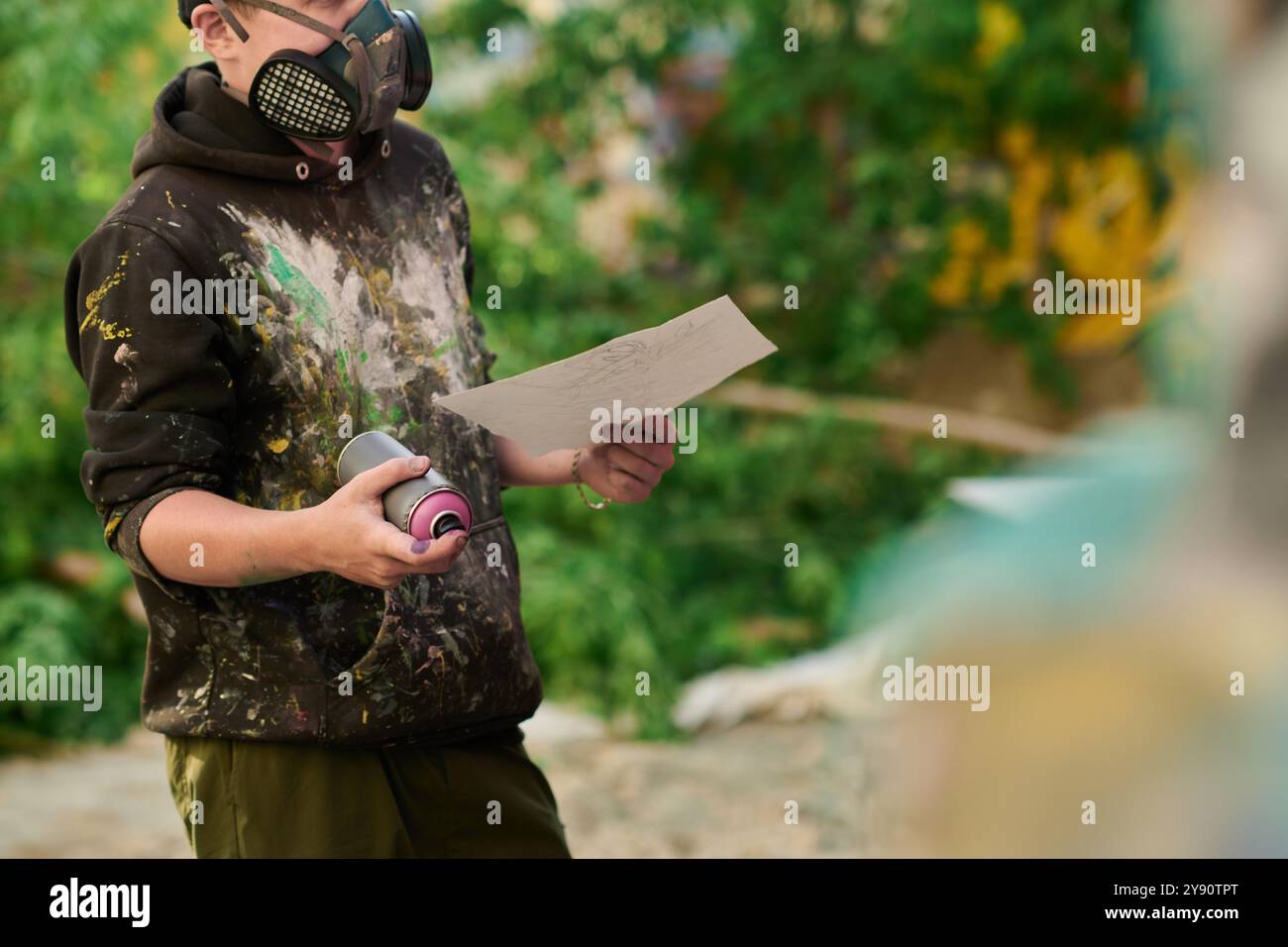 Man holding can spray paint hi-res stock photography and images - Alamy