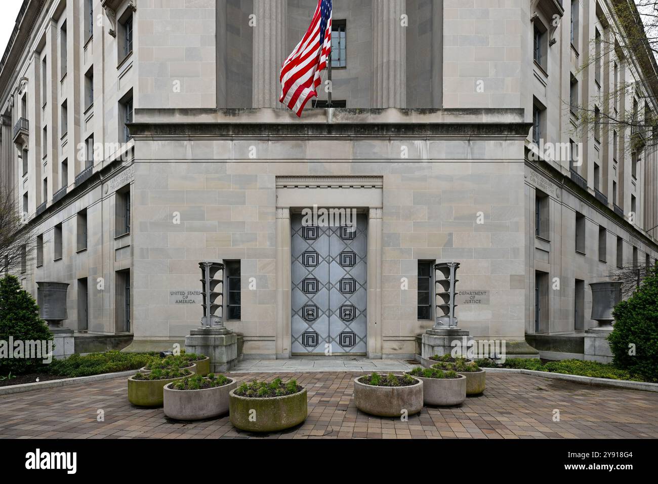 Us justice department headquarters hi-res stock photography and images ...