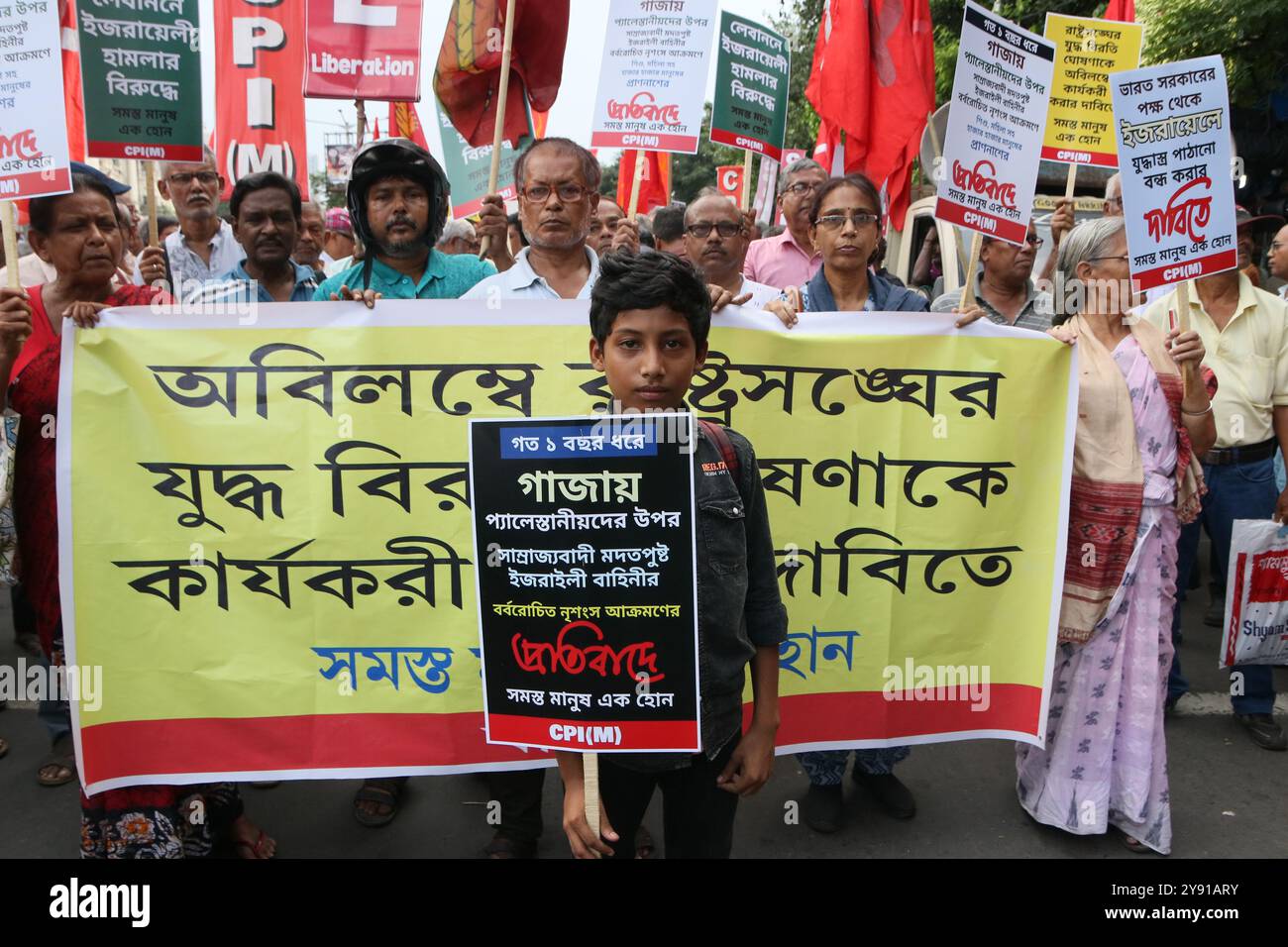 Kolkata, India. 07th Oct, 2024. Left Chairman Biman Bose and Left Senior Leaders hold placards as they take part in a peace rally to condemn the killing of Hassan Nasrallah, late leader of the Lebanese group Hezbollah, by an Israeli air strike in Lebanon. (Photo by Dipa Chakraborty/Pacific Press) Credit: Pacific Press Media Production Corp./Alamy Live News Stock Photo