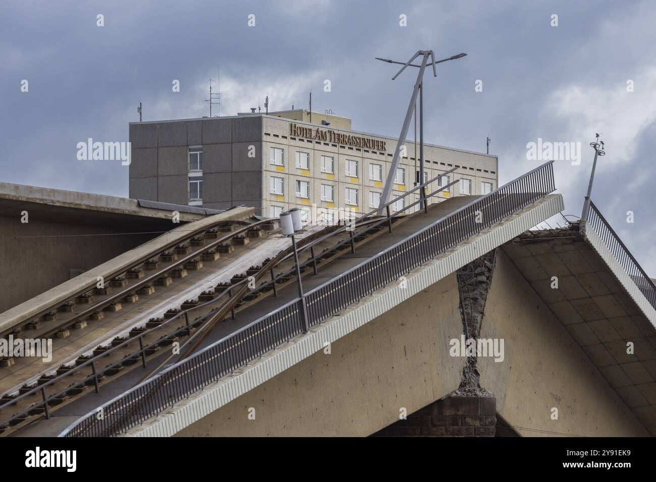 A section of the Carola Bridge has collapsed. Over a length of around 100 metres, the section on which the trams normally run has collapsed into the E Stock Photo