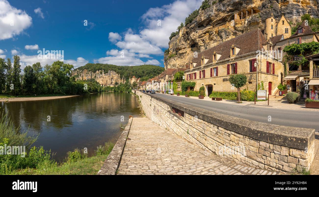 The Tourist Attraction Of La Roque Gageac On The River Dordogne The Tourist Attraction Of La Roque Gageac On The River Dordogne