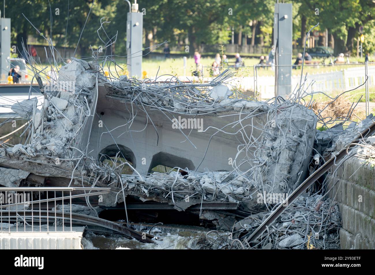 Dresden, Germany. 08th Oct, 2024. Parts of the collapsed Carola Bridge ...