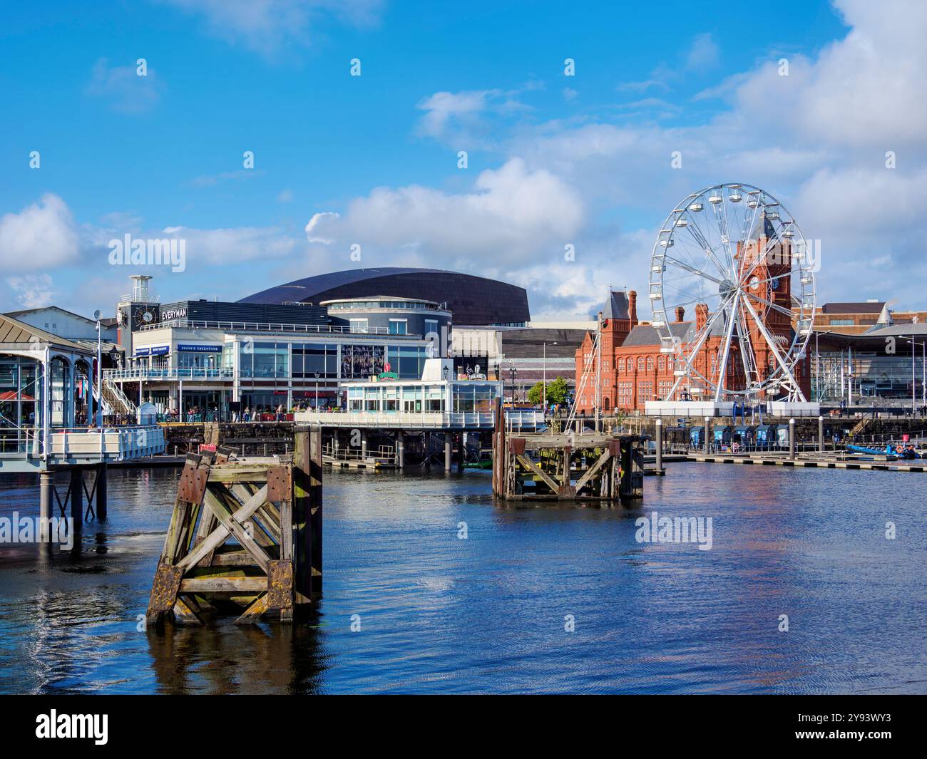 Ferris wheel summer community hi-res stock photography and images - Alamy