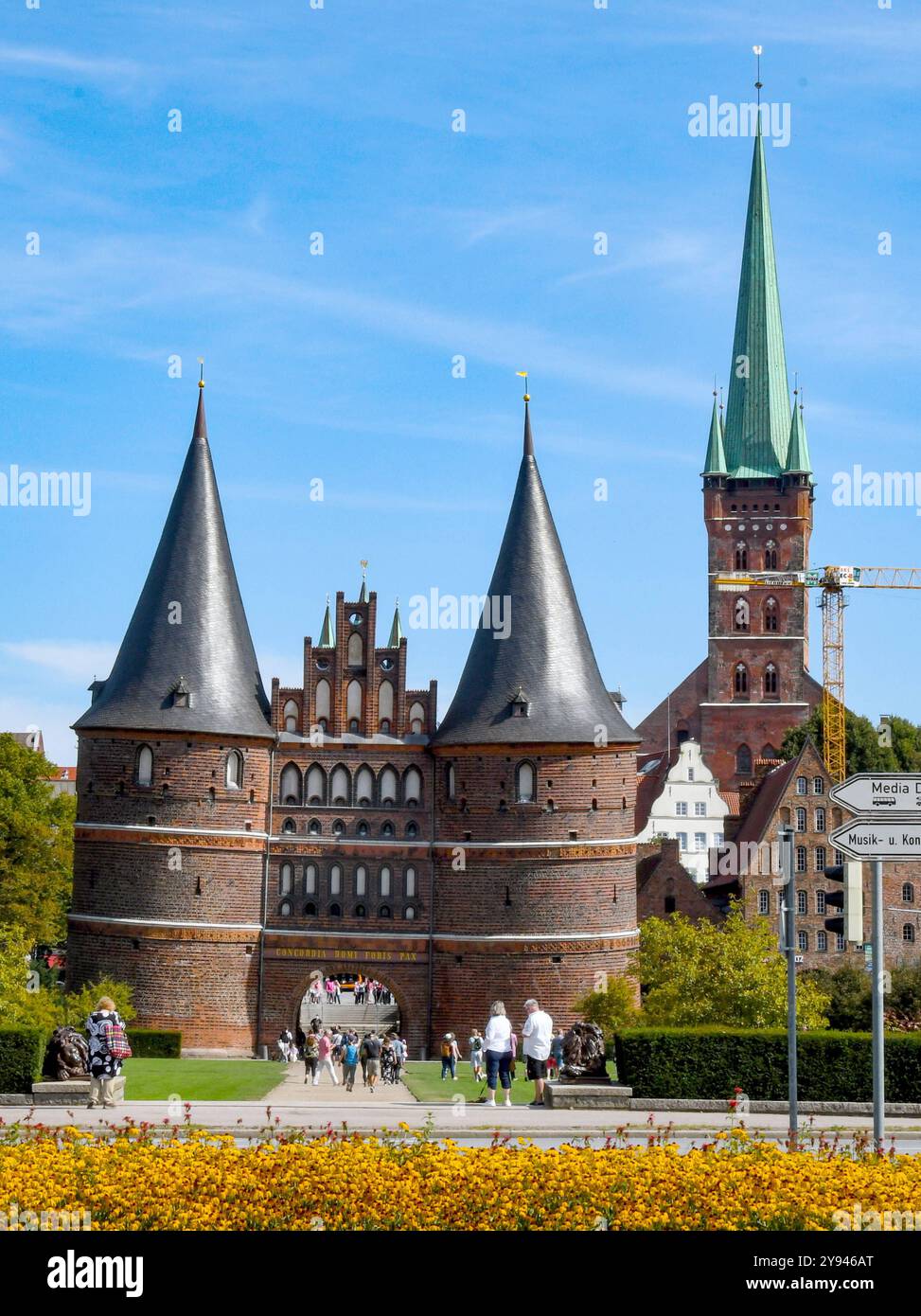 Blick auf das Holstentor in Luebeck und St. Petri-Kirche. Seit 1987 ist ...