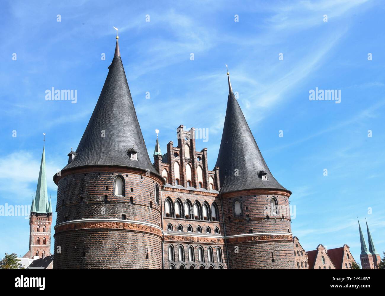 Blick auf das Holstentor in Luebeck .Seit 1987 ist die Luebecker ...