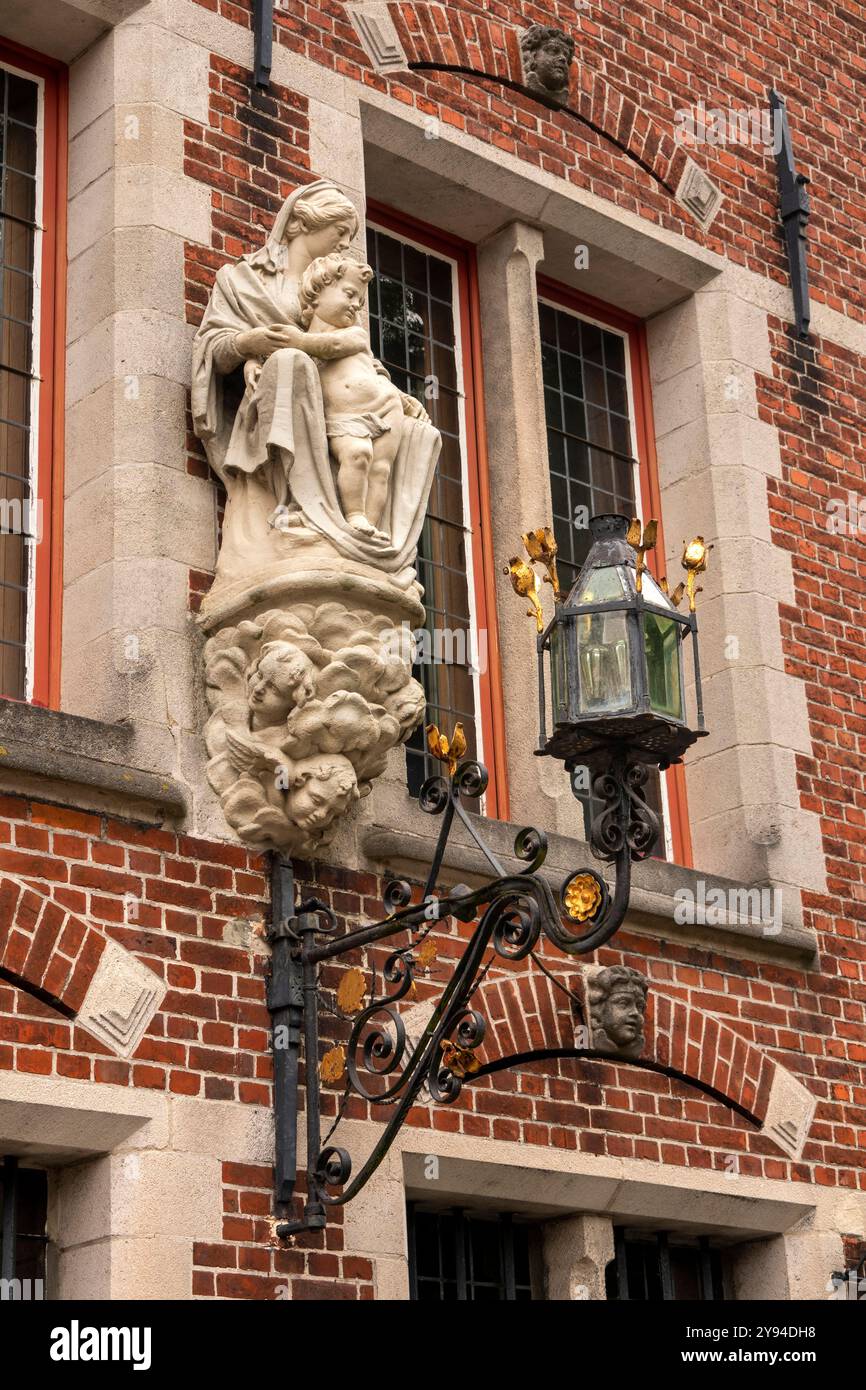 Belgium, Flanders, Bruges, Wijngaardplein, lamp and Marian statue on Maximiliaan van Oostenrijk restaurant Stock Photo