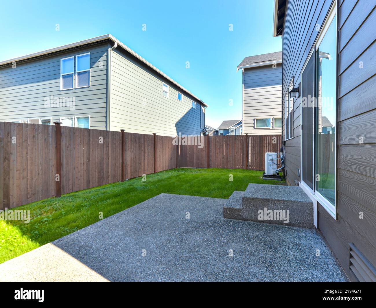 Modern residential backyard hi-res stock photography and images - Alamy
