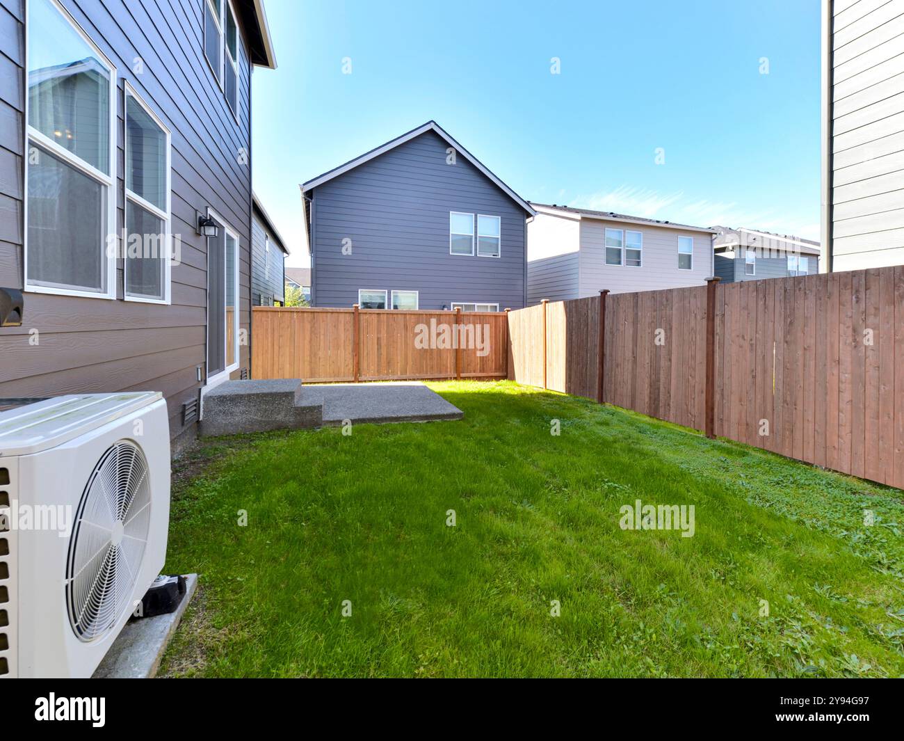 Modern residential backyard hi-res stock photography and images - Alamy