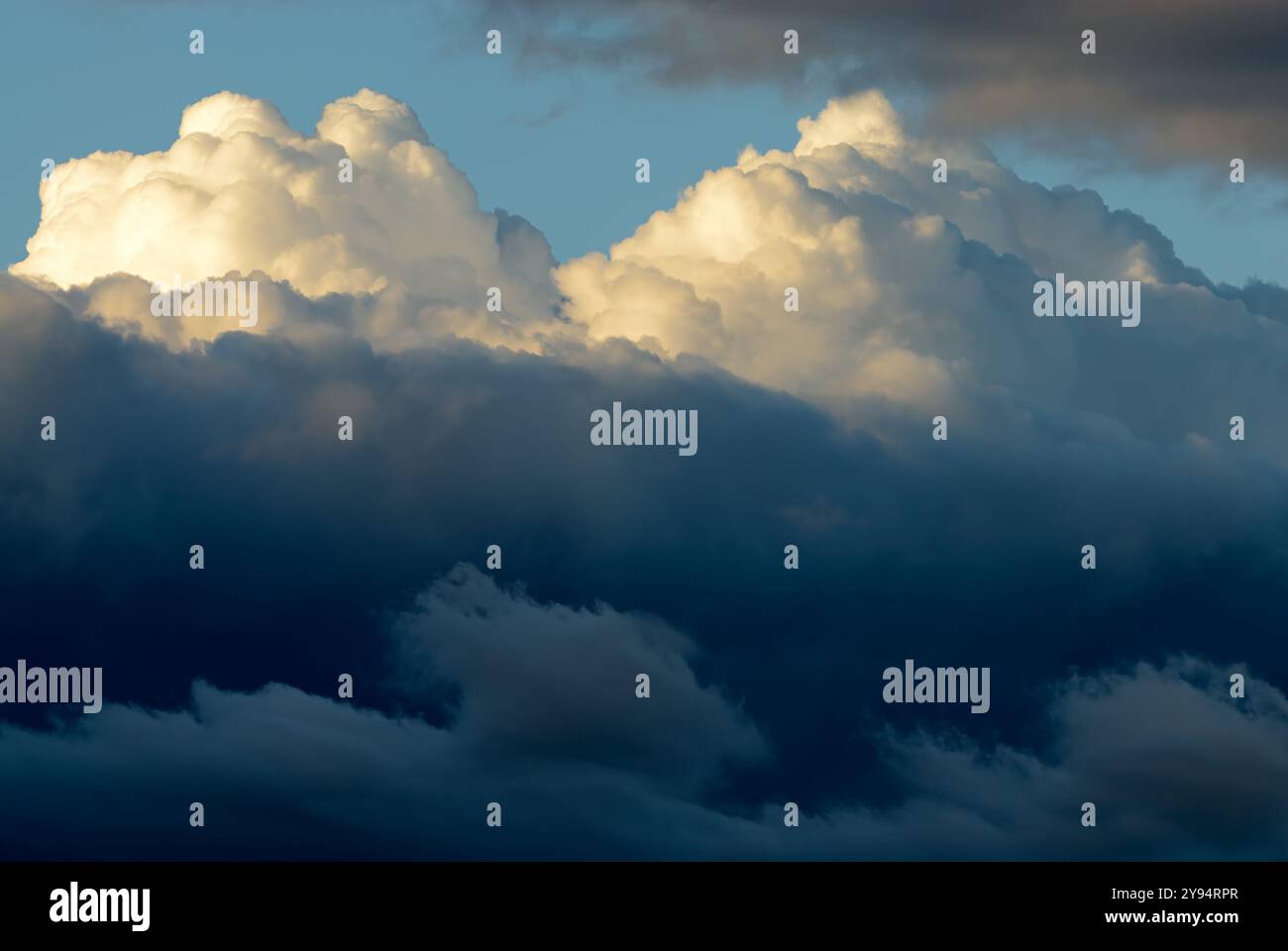 Dark blue sky sunset clouds hi-res stock photography and images - Alamy