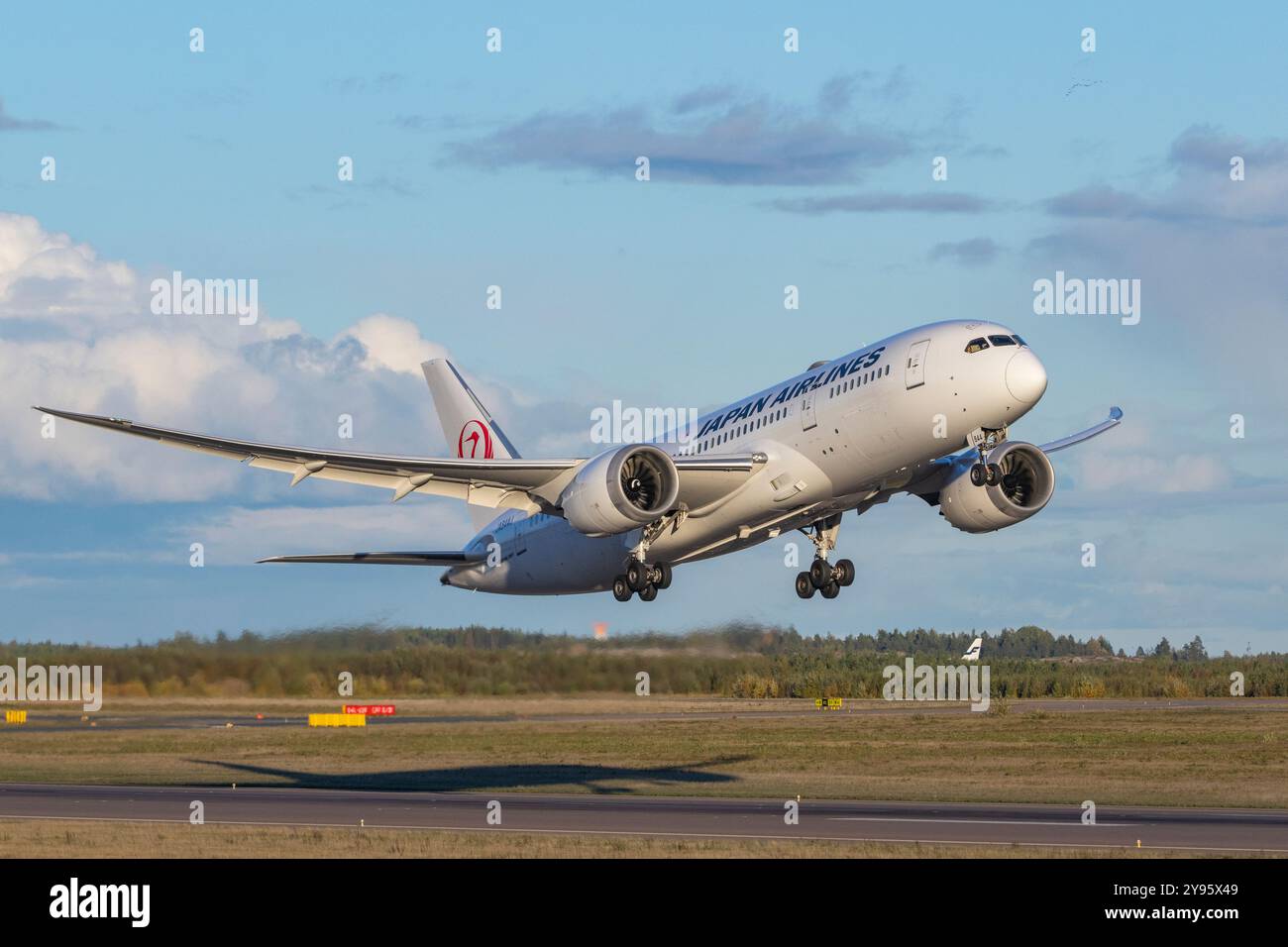 japan-airlines-boeing-787-dreamliner-taking-off-from-helsinki-airport