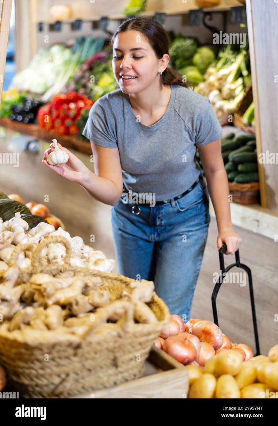 Woman chooses garlic in food hi-res stock photography and images - Alamy