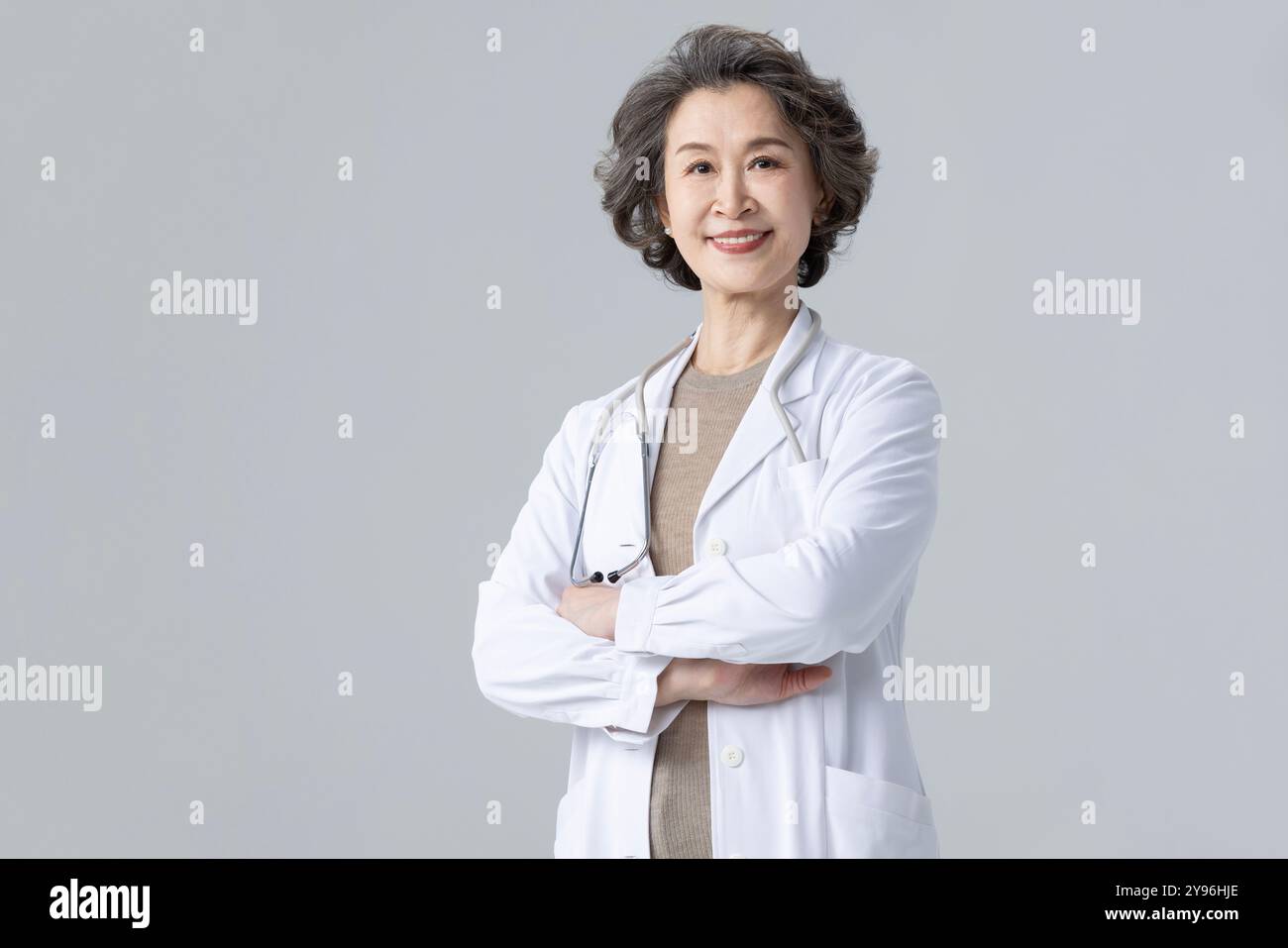 Senior chinese female doctor hi-res stock photography and images - Alamy