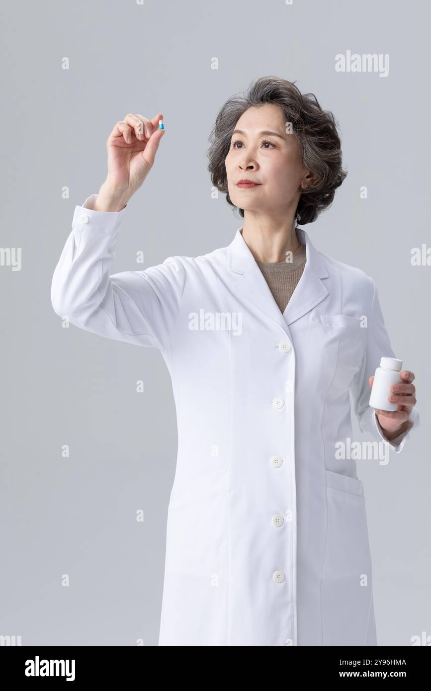 Senior chinese female doctor hi-res stock photography and images - Alamy
