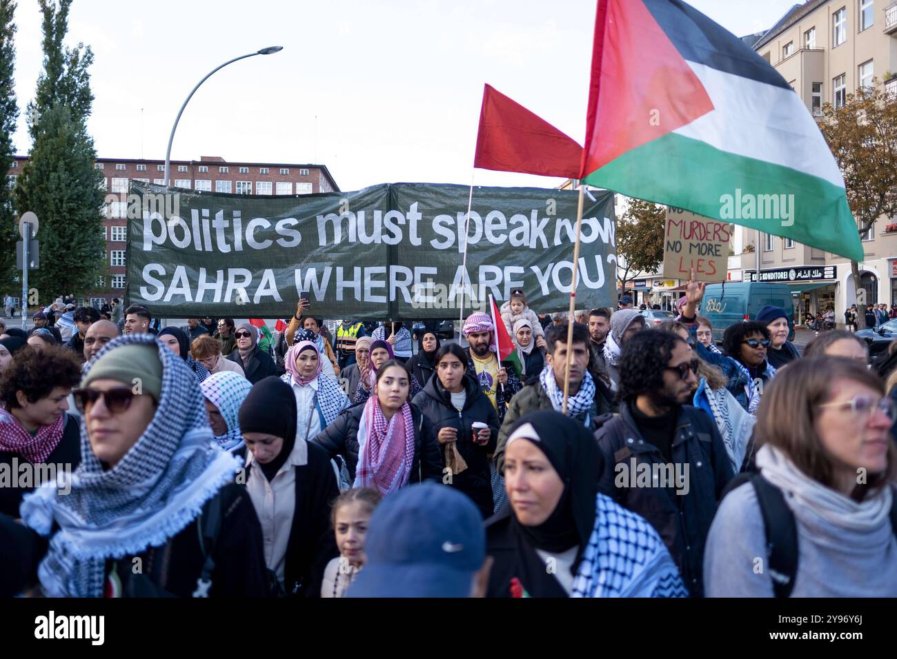 Mehrere hundert pro-palästinensische Demonstranten bei einer Demonstration durch den Berliner Stadtteil Wedding. / Several hundred pro-Palestinian demonstrators at a demonstration through the Berlin district of Wedding. snapshot-photography/K.M.Krause *** Several hundred pro Palestinian demonstrators at a demonstration through the Berlin district of Wedding Several hundred pro Palestinian demonstrators at a demonstration through the Berlin district of Wedding snapshot photography K M Krause Stock Photo