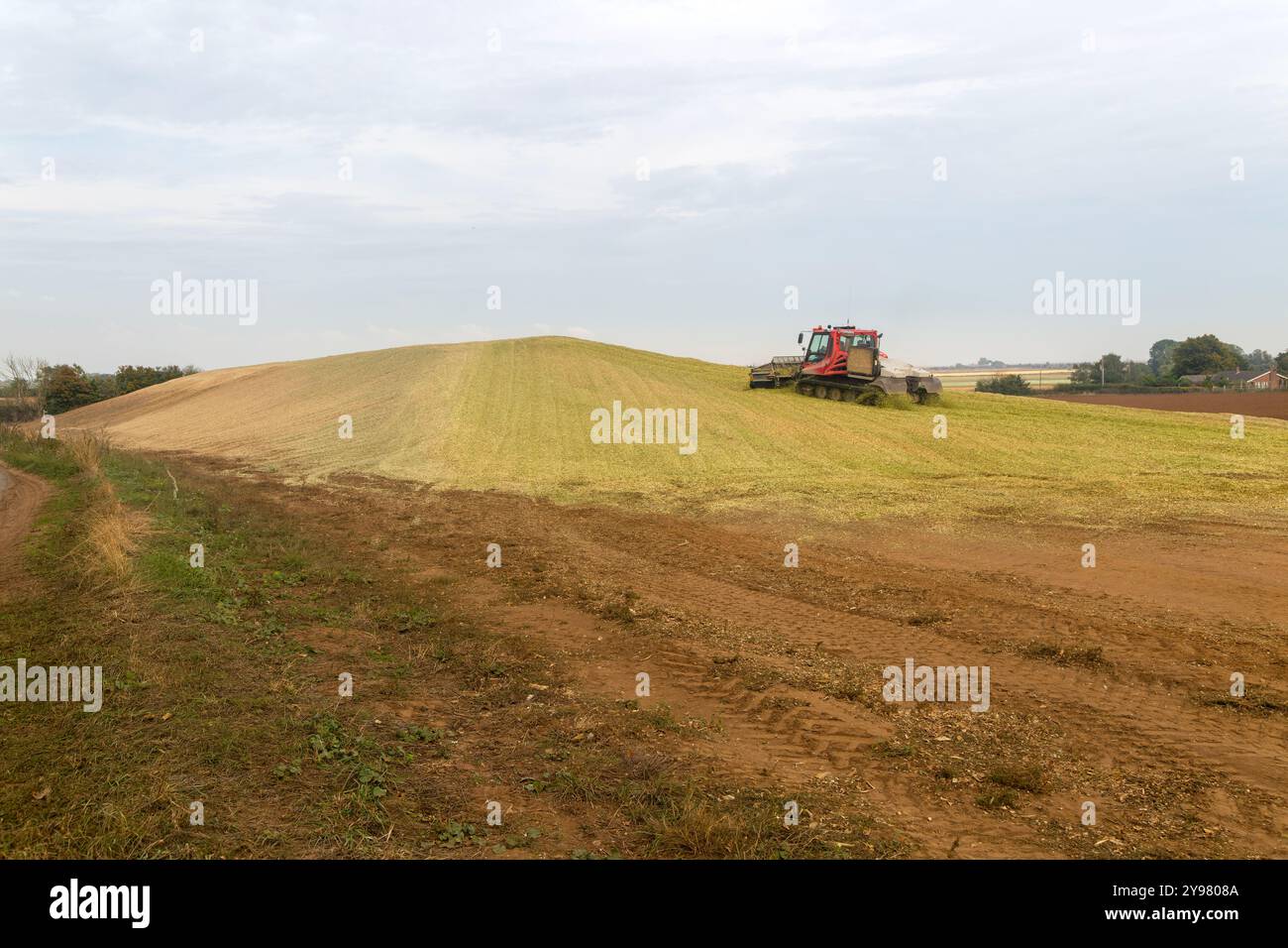 Piston Bully tracked bulldozer vehicle building silage clamp of ...