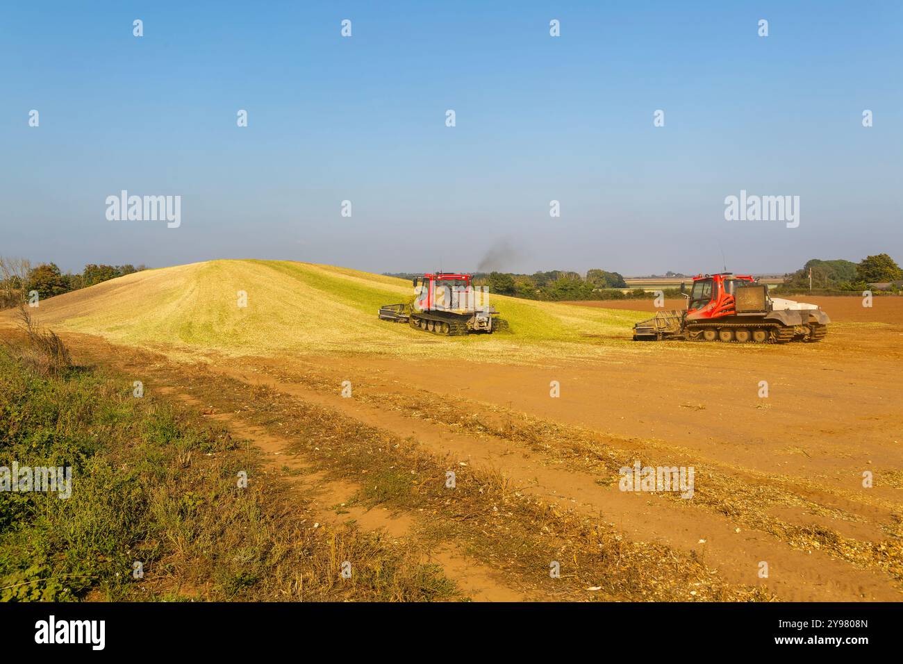 Piston Bully tracked bulldozer vehicles building silage clamp of ...
