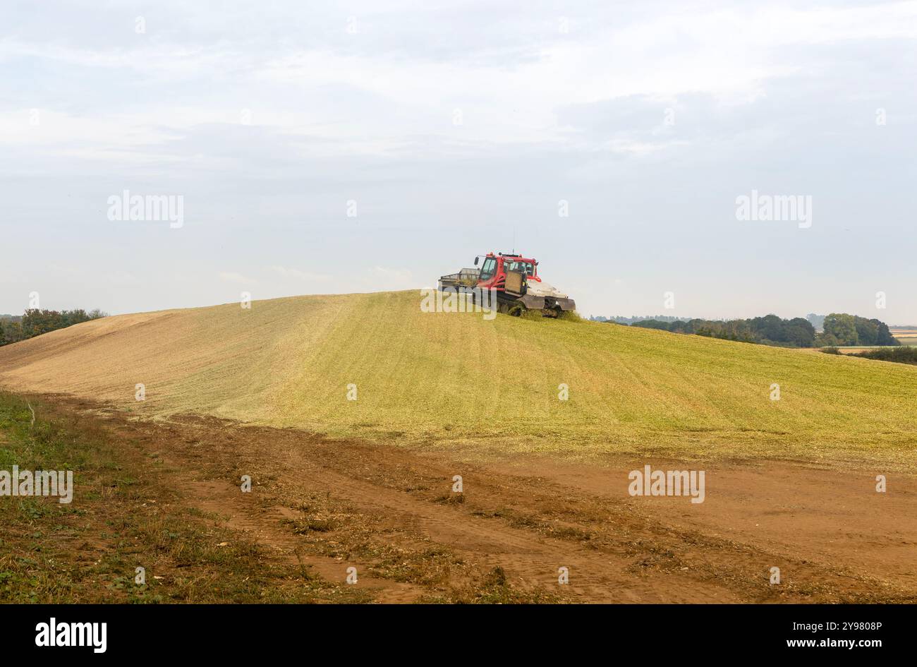 Piston Bully tracked bulldozer vehicle building silage clamp of ...