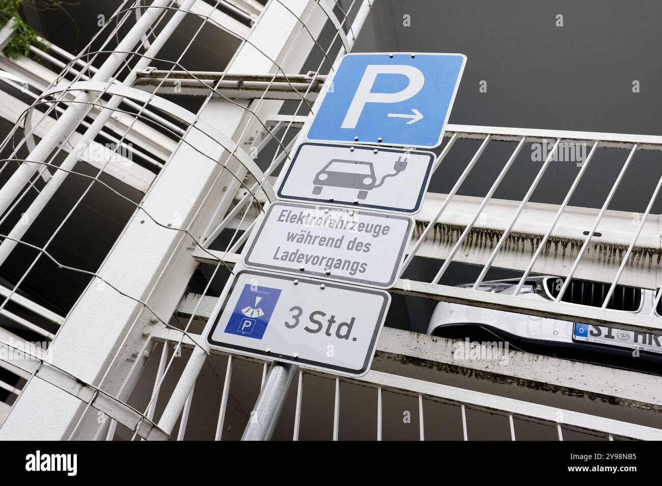 Parkplatzschild / Parkplatzhinweis Elektrofahrzeuge E Autos – mit großem Piktogramm Verkehrsschild Grüne Ausführung – P SG 54 GR Parkplatzschild / Parkplatzhinweis Elektrofahrzeuge E Autos – mit großem Piktogramm Verkehrsschild Grüne Ausführung – P SG 54 GR