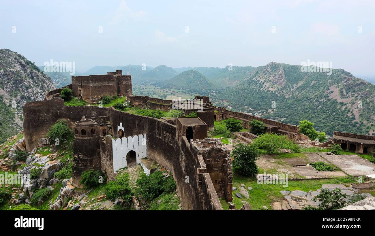 View of the ruined palace of Pratapgadh Fort, a 15th-century fort built by Rajput King Kshemkarna, Pratapgarh, Rajasthan, India. Stock Photo