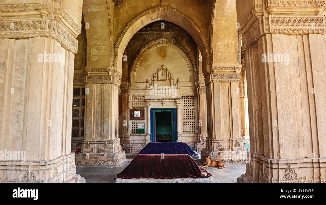 Roza Rozi Pavilion view of Roza Rozi Dargah, Sojali, Kheda, Gujarat, India Stock ...
