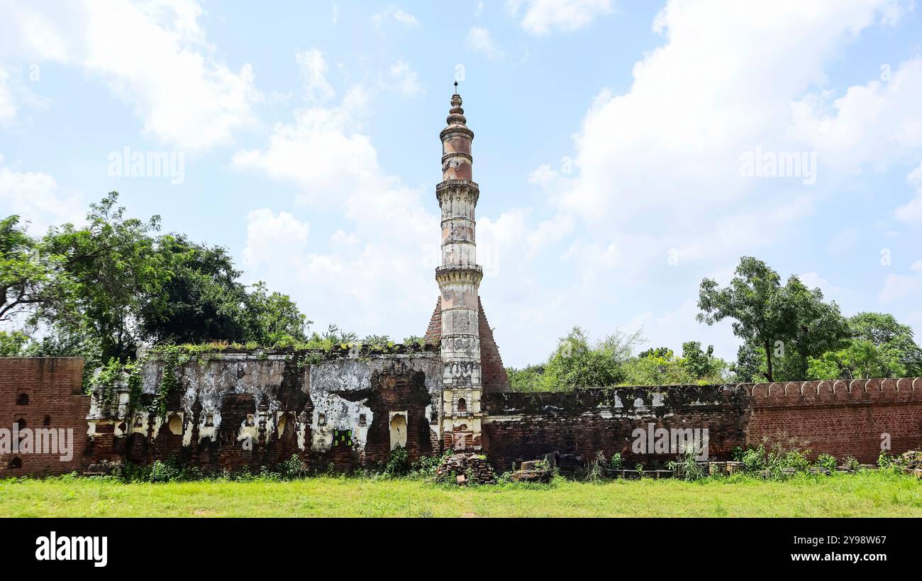 Roza Rozi Single minar in front of the Tomb of Saif ud Din and Nizam ud Din near ...