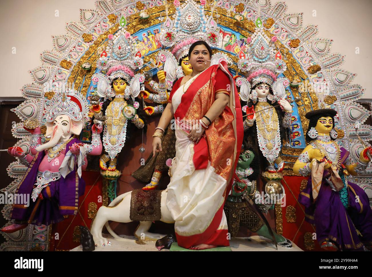 Kolkata, West Bengal, India. 9th Oct, 2024. A Hindu married woman stand