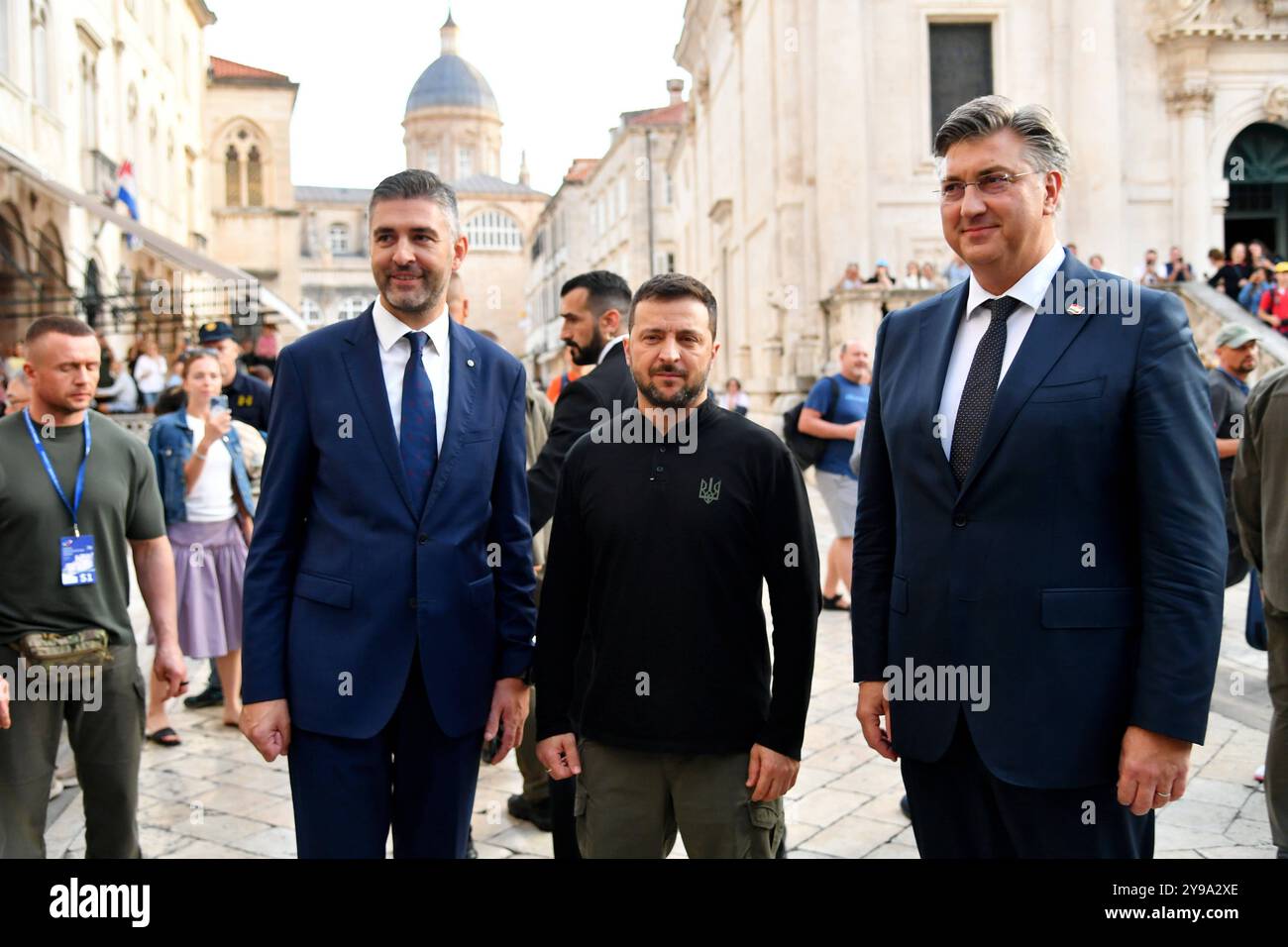 Croatia, Dubrovnik, 091024. Andrej Plenkovic, Volodimir Zelenski and other high officials walked along Stradun after the end of the plenary part of the Ukraine - Southeast Europe summit. In the photo: Mato Frankovic, Andrej Plenkovic, Volodimir Zelenski. Photo: Bozo Radic / CROPIX Dubrovnik Croatia Copyright: xxBozoxRadicx br summit dubrovnik32-091024 Stock Photo