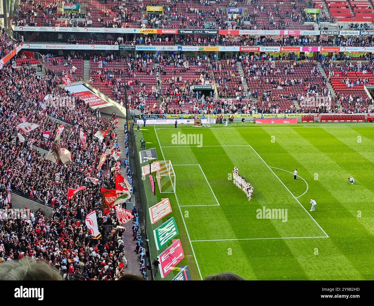 Die Spieler des 1. FC Koeln verabschieden sich geschlossen  von den Fans im Koelner Fanblock  Fussball, 2. Bundesliga, 1. FC Koeln vs. SSV Ulm, Rhein-Energie Stadion , Koeln, 05.10.2024  Foto: Eibner-Pressefoto/Juergen Augst Stock Photo