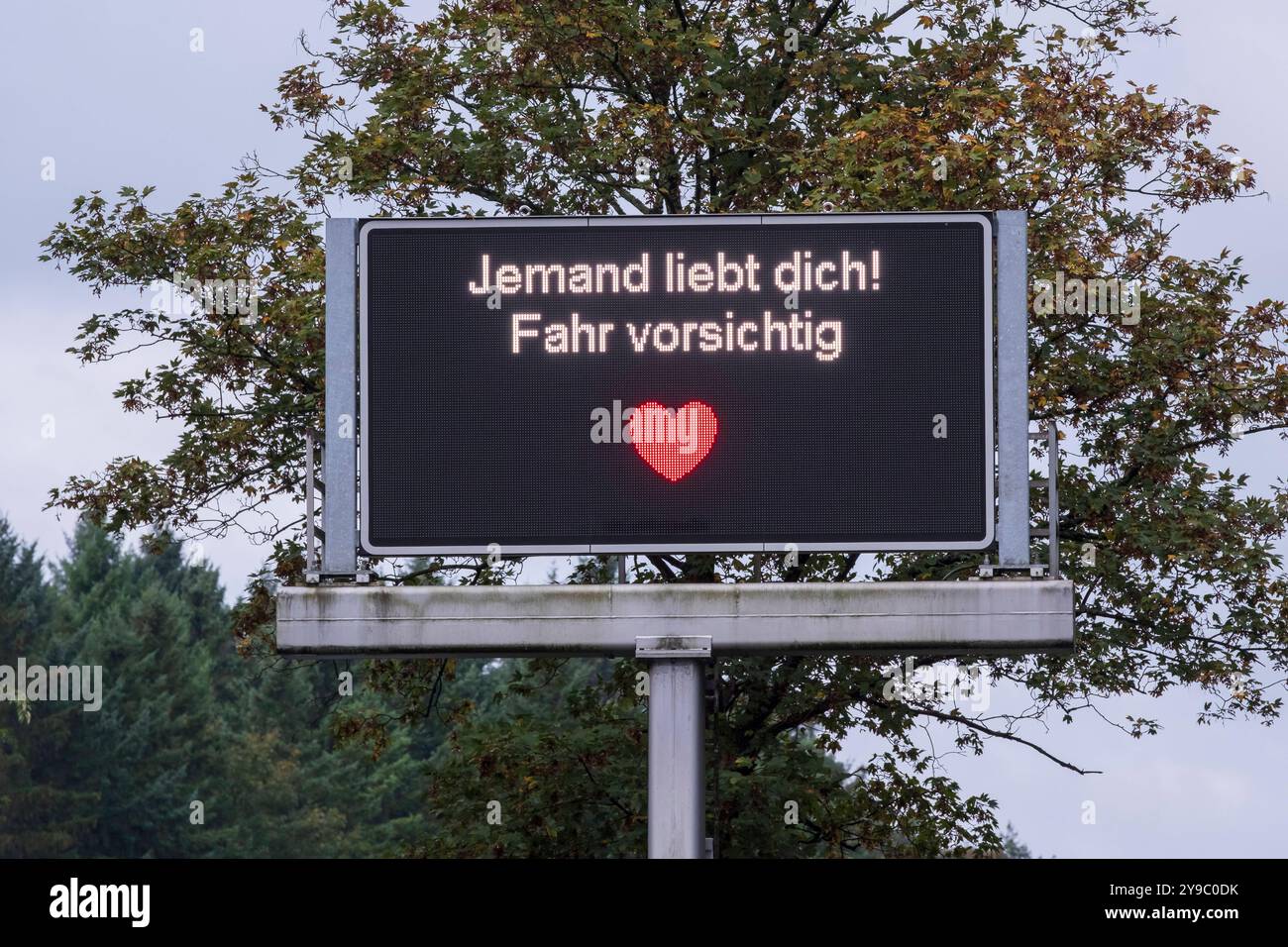 Jemand liebt Dich  Fahr vorsichtig. Seit April schmücken 17 digitale Verkehrstafeln in Köln zeitweise humorvolle Sprüche auf Kölsch. Diese Botschaften, die normalerweise für Verkehrsinfos genutzt werden, erscheinen nur, wenn keine Staus oder Gefahren gemeldet werden müssen. Insgesamt werden drei verschiedene kölsche Nachrichten für die Autofahrerinnen und Autofahrer angezeigt. *** Someone loves you Drive carefully. Since April, 17 digital traffic signs in Cologne have been temporarily adorned with humorous sayings in Kölsch. These messages, which are normally used for traffic information, only Stock Photo