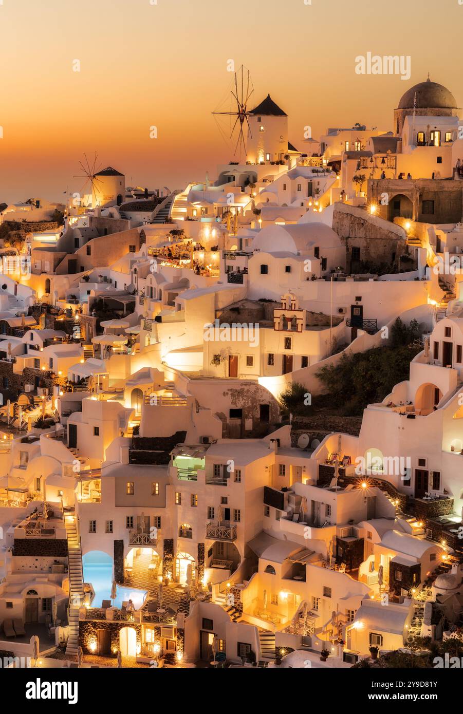 This view captures the iconic whitewashed buildings in Oia,Santorini ...