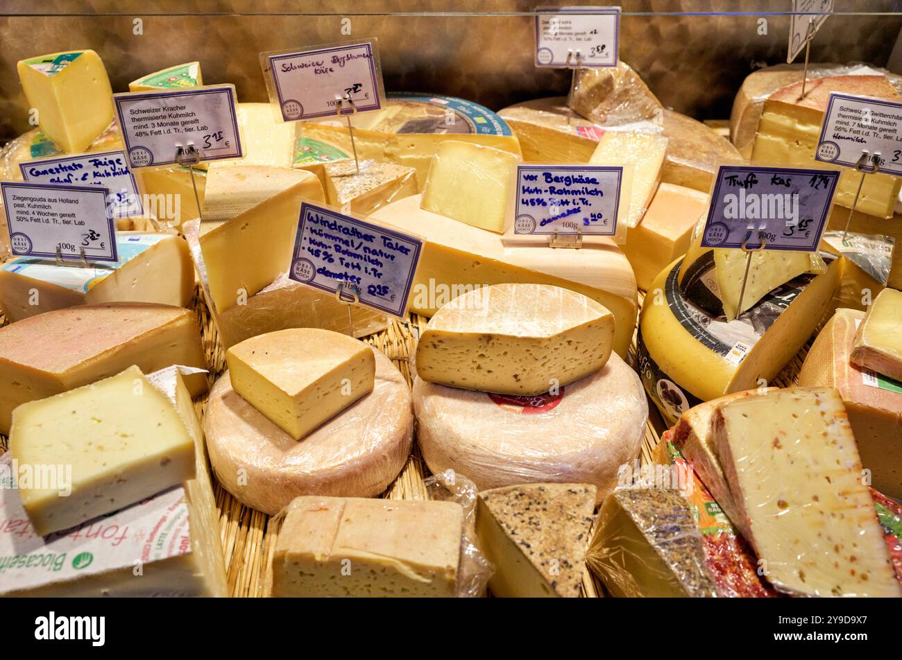 Käsestand auf einem Markt in Velbert Neviges. Große Außwahl an Käse aus ...