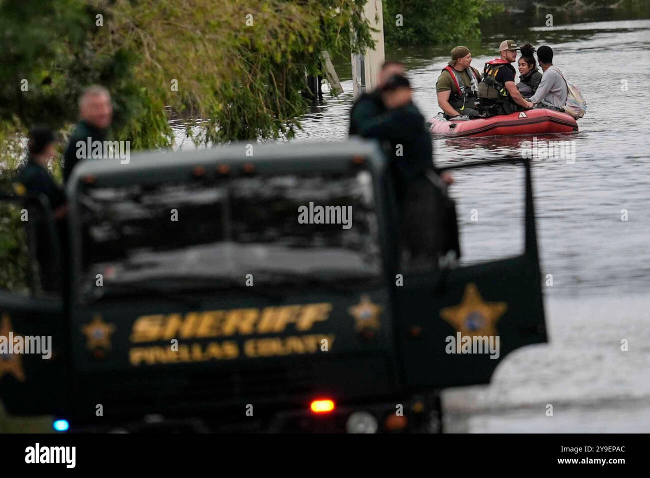 People are rescued from an apartment complex after heavy flooding in(02)