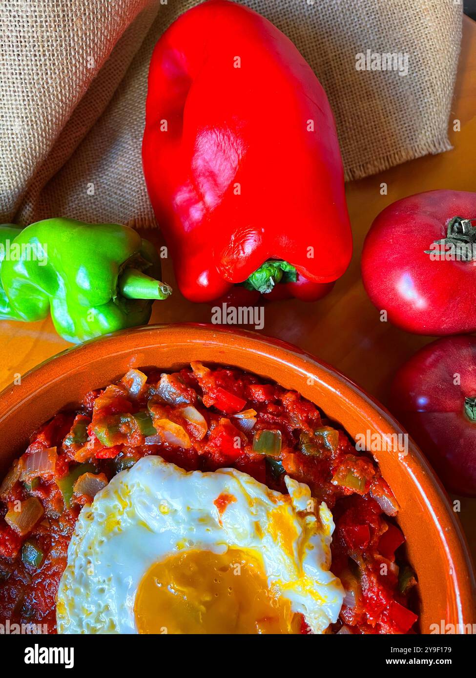 Tomate huevo frito hi-res stock photography and images - Alamy